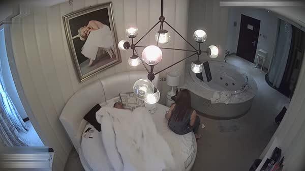 精装套房企业高管与苗条白嫩小情人开房啪啪真有情调喝红酒跳舞浴缸内大战舔逼水中女上站立回床上继续操